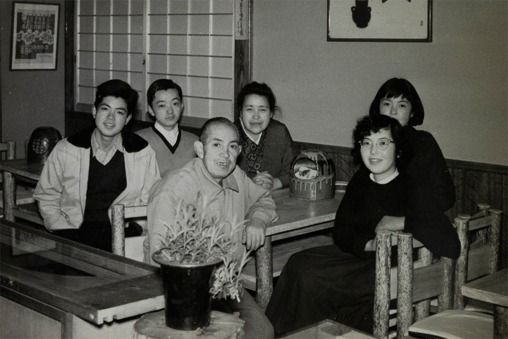 家族で撮った一枚。右から二人目が瀬山妙子さん、23歳。（1957年撮影）