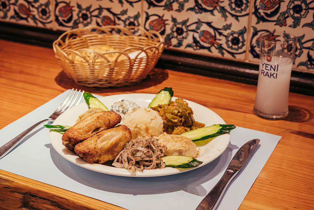 トルコ料理の味がギュッと詰まった一皿、シェフにおまかせプレート（日替わり：2484円）とエキメキ（270円）。