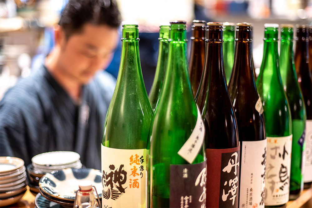 荻窪、赤津庄兵衛、こだわりの日本酒が並ぶ