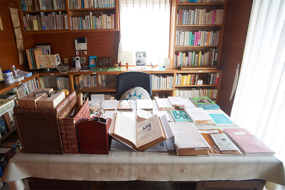 同じく2階にある石井桃子さんの書斎。生前、この机で実際に執筆や編集作業を行っていたのだそうです。