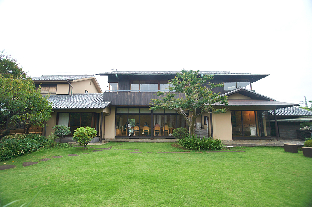 「近代数寄屋造りの父」と称される吉田五十八の弟子、加倉井昭夫という建築家が設計した旧邸宅（1955年竣工）。庭に面して南側に配置された各部屋は一面ガラス張りで開放感があります。