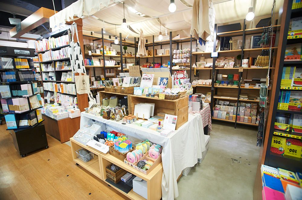雑貨コーナーは店に入って右奥にあります。本に関係する文具類やトートバッグなどを中心に、見ているだけでも楽しくなる品々が並びます。