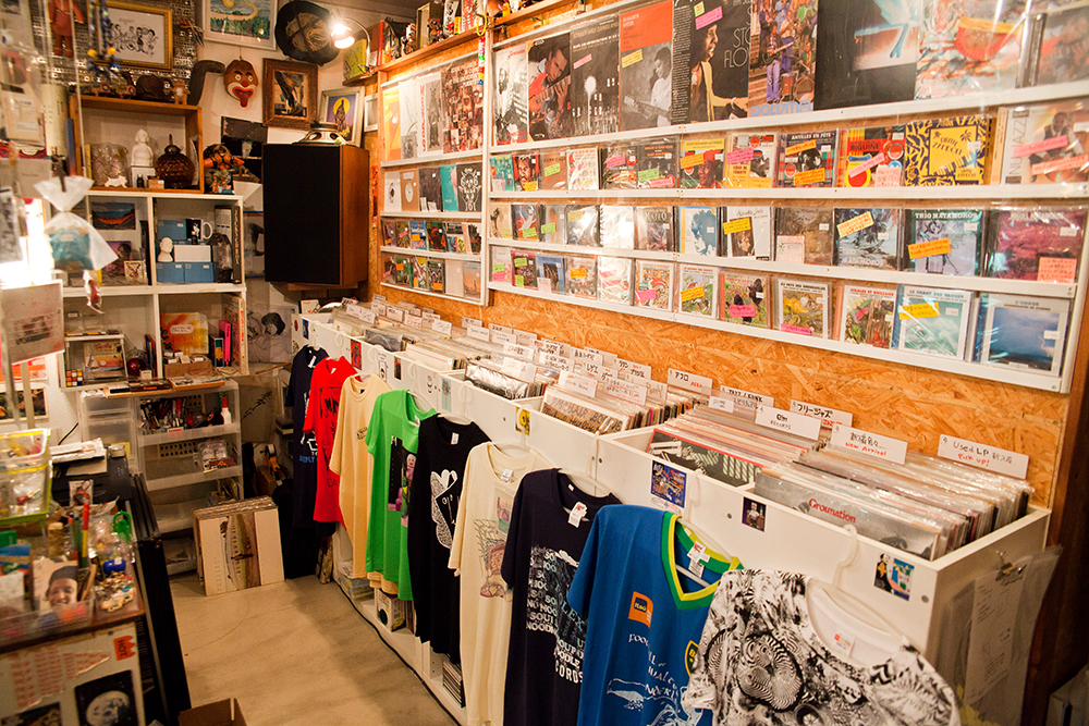 高円寺、レコード店、ロスアプソンの内観。レコードだけでなくTシャツなども並ぶ