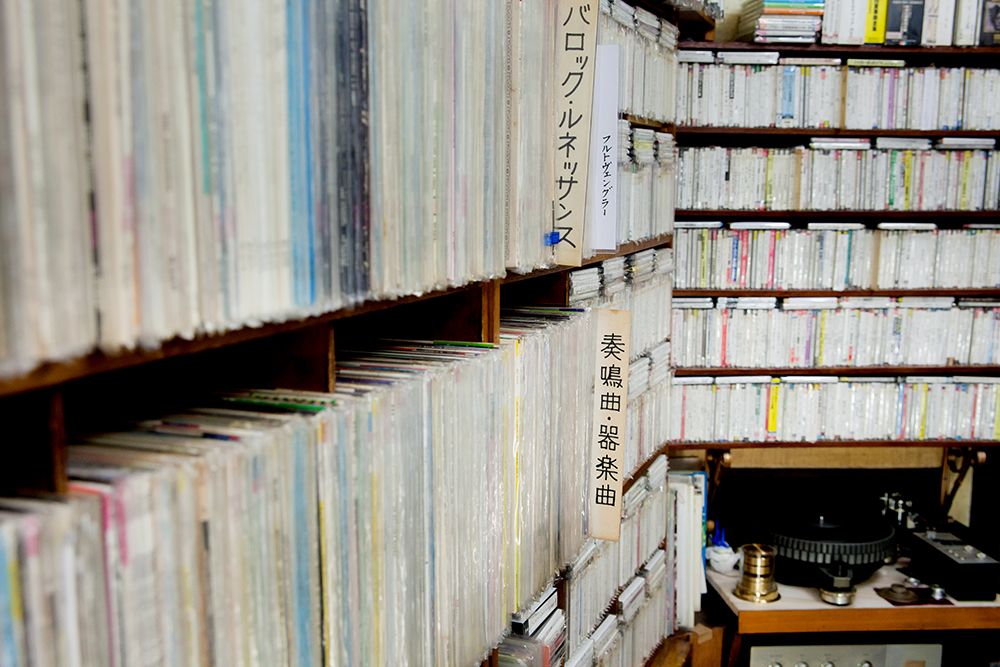 荻窪、レコード店、月光社の内観。クラシックのレコードが所狭しと並ぶ