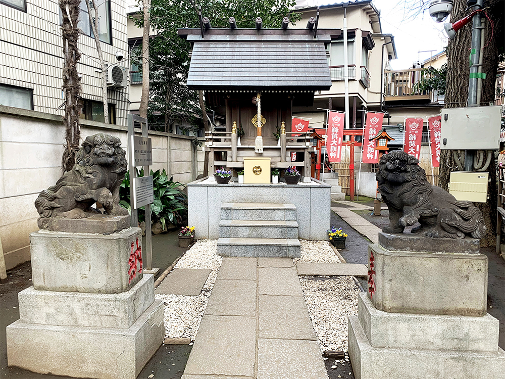 日本唯一の天気を司る気象神社。「祭神は“知”の神様」である八意思兼命（やごころおもいかねのみこと）。気象予報士を目指す受験生の合格祈願や、結婚式や旅行を控えた方が晴天を祈るなど、天気に関わる祈願で訪れる方が多いそう。
