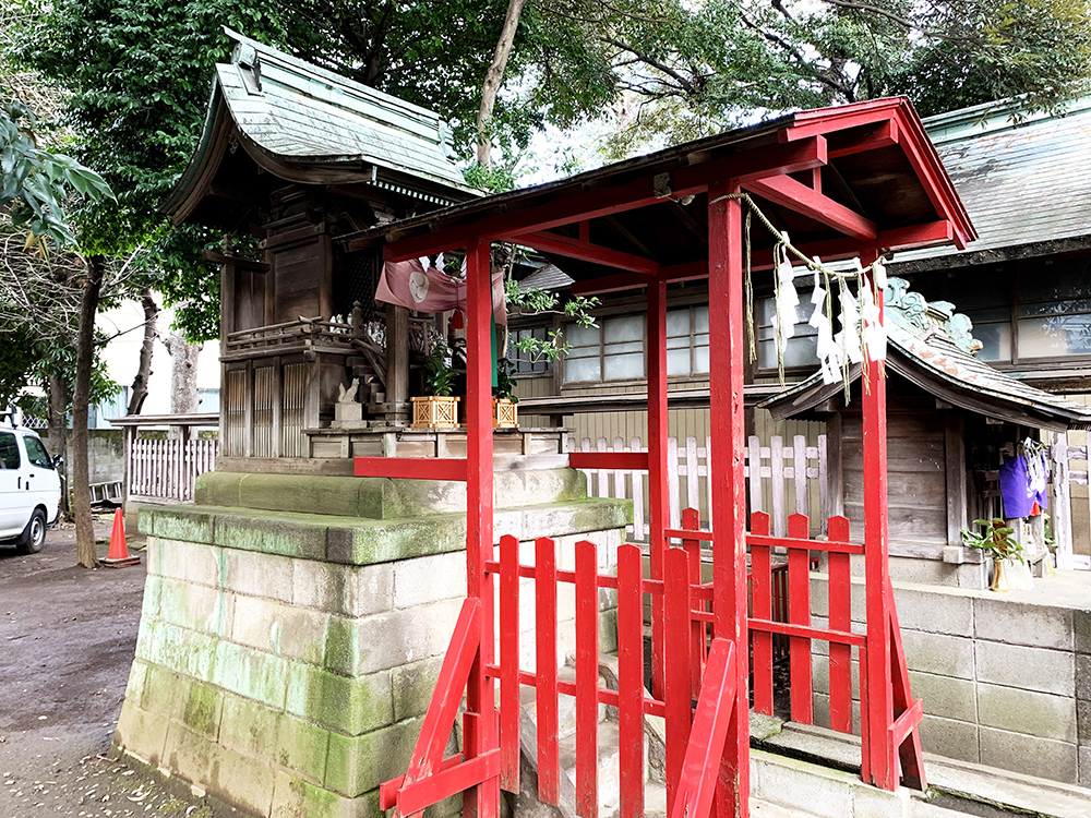 境内末社の清姫稲荷神社は、もともと秩父宮邸の鎮守でしたが1936年に遷座されました。当時の崇敬者に株式仲買人が多かったことから「財テクの神様」とも言われています。