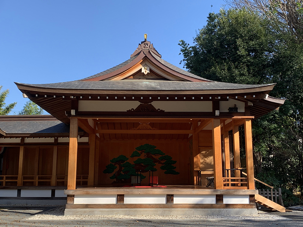 伝統と現代を繋ぐ能楽殿。江戸時代末期から伝わる「阿佐ヶ谷囃子」や能、狂言が奉納される能楽殿。また、アーティストの撮影などでも使用されたことがある。