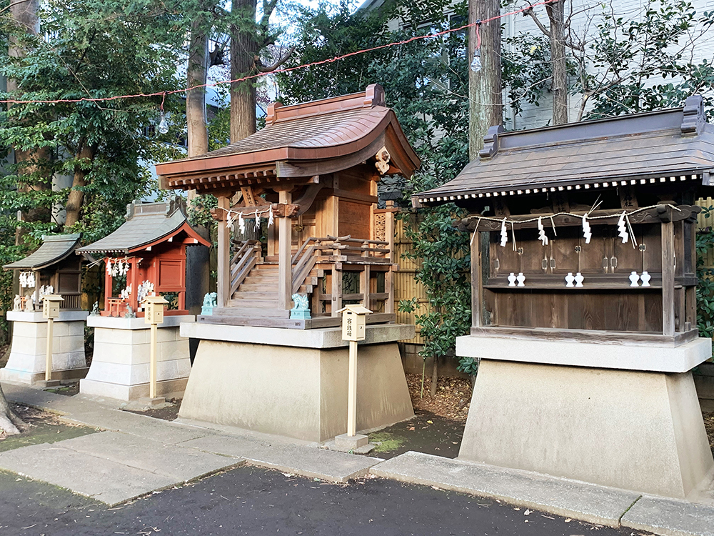 境内末社には大鳥神社もあり、毎年11月には商売繁盛として「酉（とり）の市」が行われている。