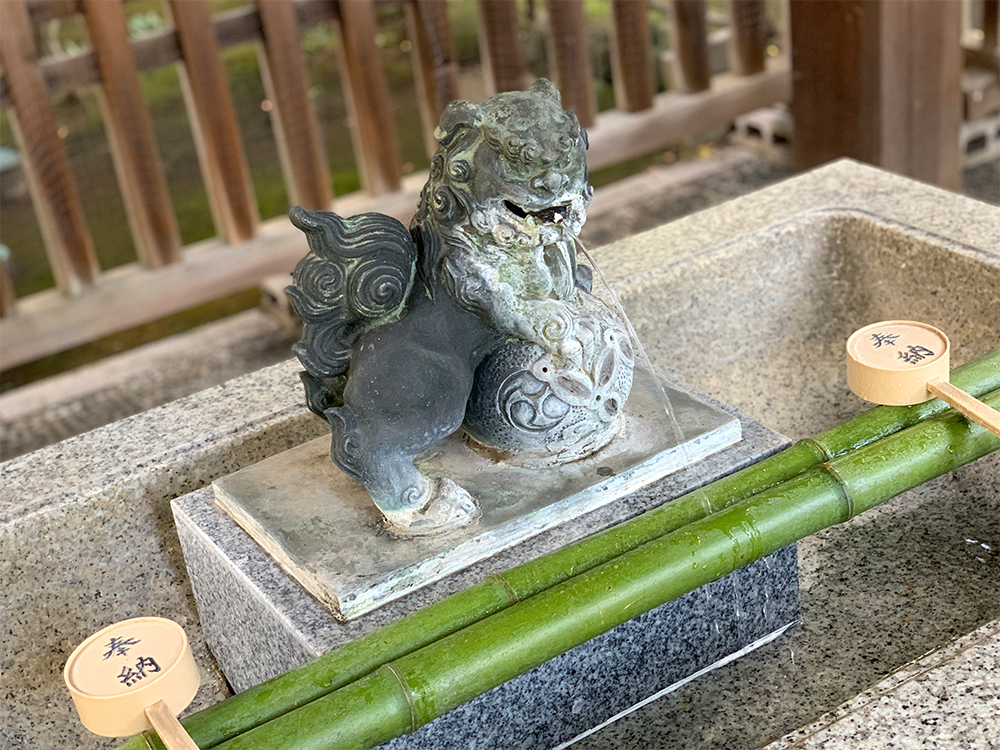 自動センサー付き手水舎。荻窪八幡神社が発祥だそう。