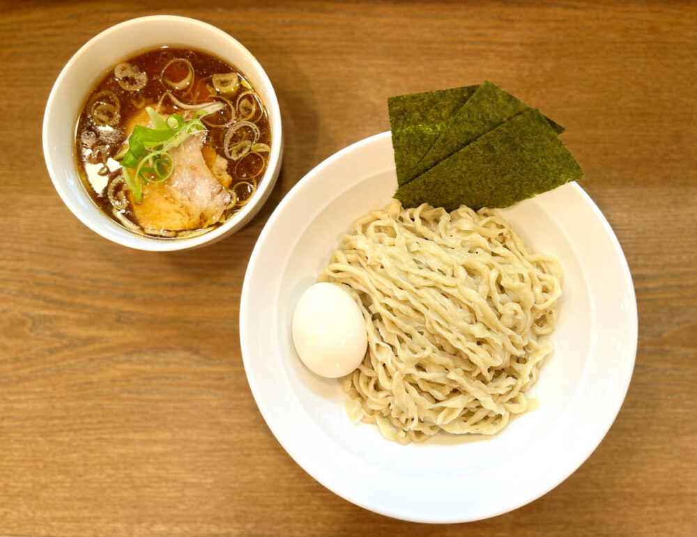 らぁめん 山と樹の「特製つけめん」(1450円)。小麦の香る中太ちぢれは麺自家製麺は。スープとチャーシューのあぶらが麺に絡んでツルツルののど越し