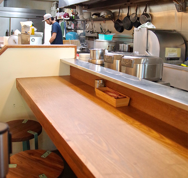 らぁめん 山と樹の温かみのある木のカウンター。すっきりして明るい店内