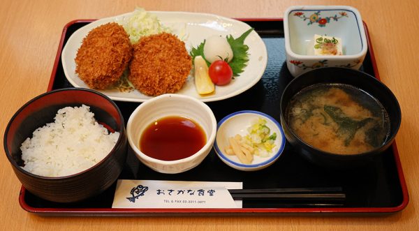 まぐろメンチ定食。さっくりした衣の中はふわふわでジューシー。あっさりしているが、 まぐろの旨味たっぷりだ