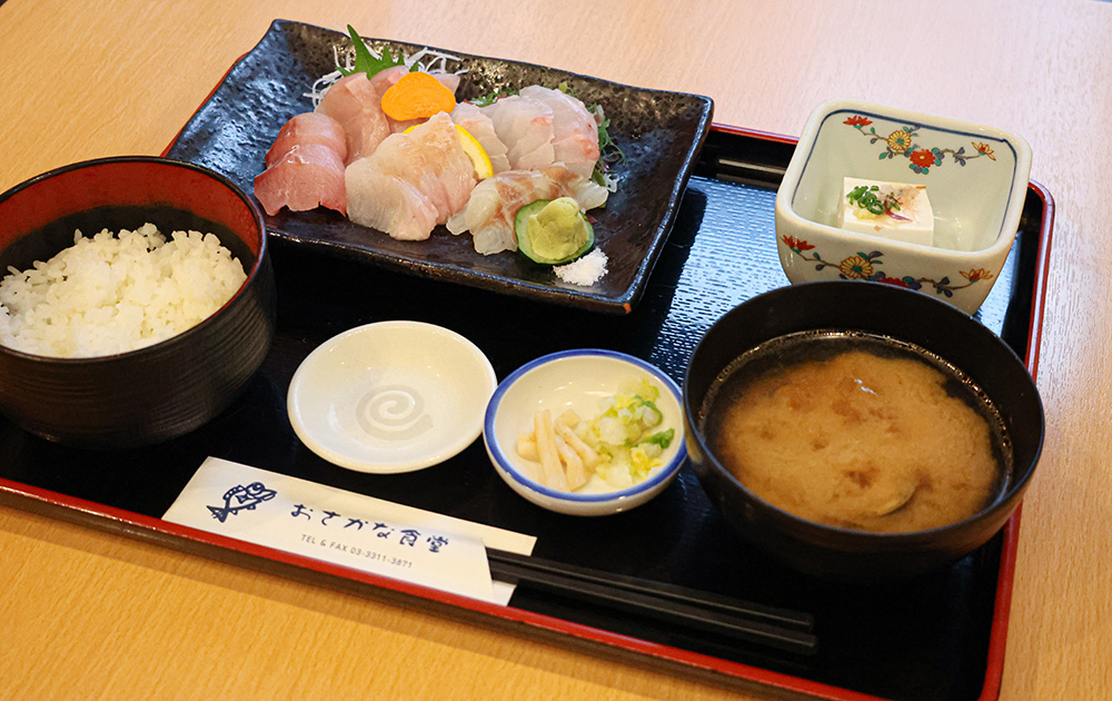 地魚のさしみ盛り合わせ定食。 この日の魚はキンメダイ、スズキ、アイナメ、ハタ、ワラサ。