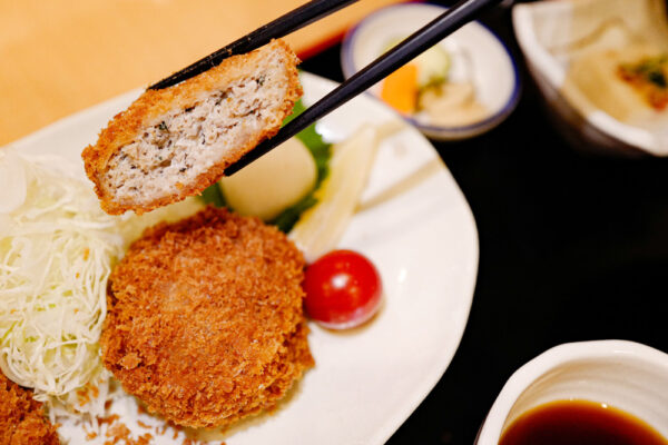 まぐろメンチ定食。さっくりした衣の中はふわふわでジューシー。あっさりしているが、 まぐろの旨味たっぷりだ