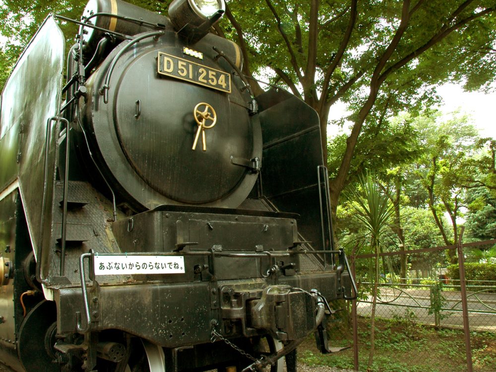 1974（昭和49）年に国鉄（当時）の大宮工場から運ばれた本物の蒸気機関車D51-254