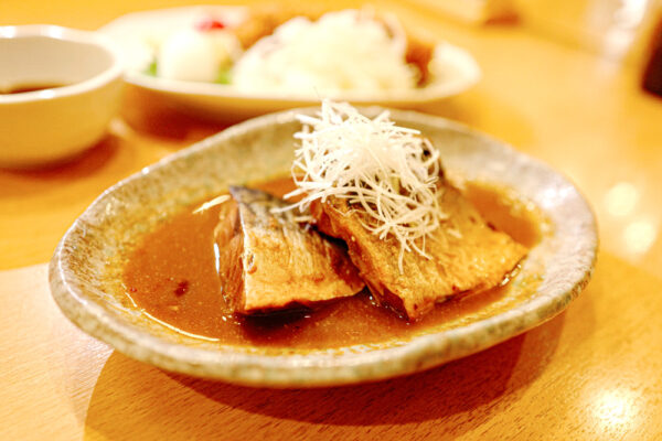 煮魚の定番、さばのみそ煮。濃い味の香りが食欲をそそる