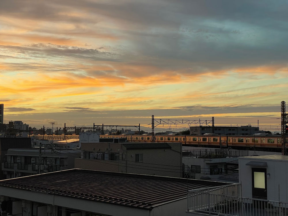 夕焼け溶け込む中央線