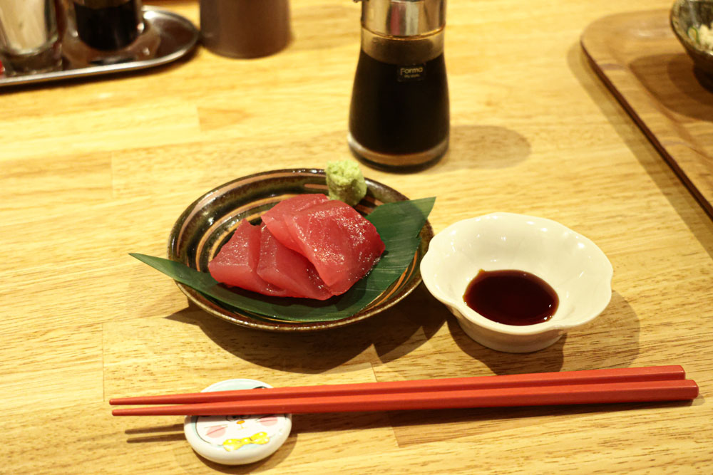 「もち鮪」の小皿（550円）　濃い味わいと食感が楽しめる