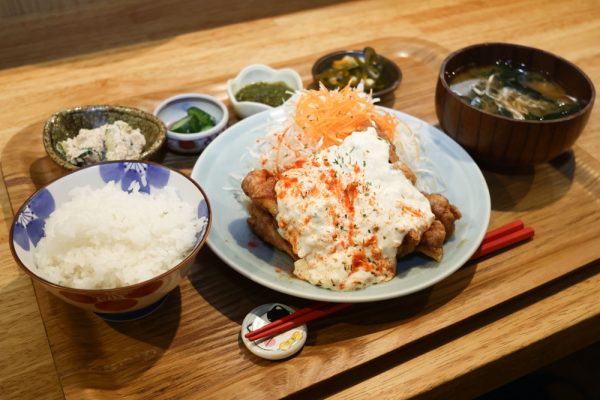 「チキン南蛮定食」（1210円）　大迫力のチキンにタルタルたっぷり