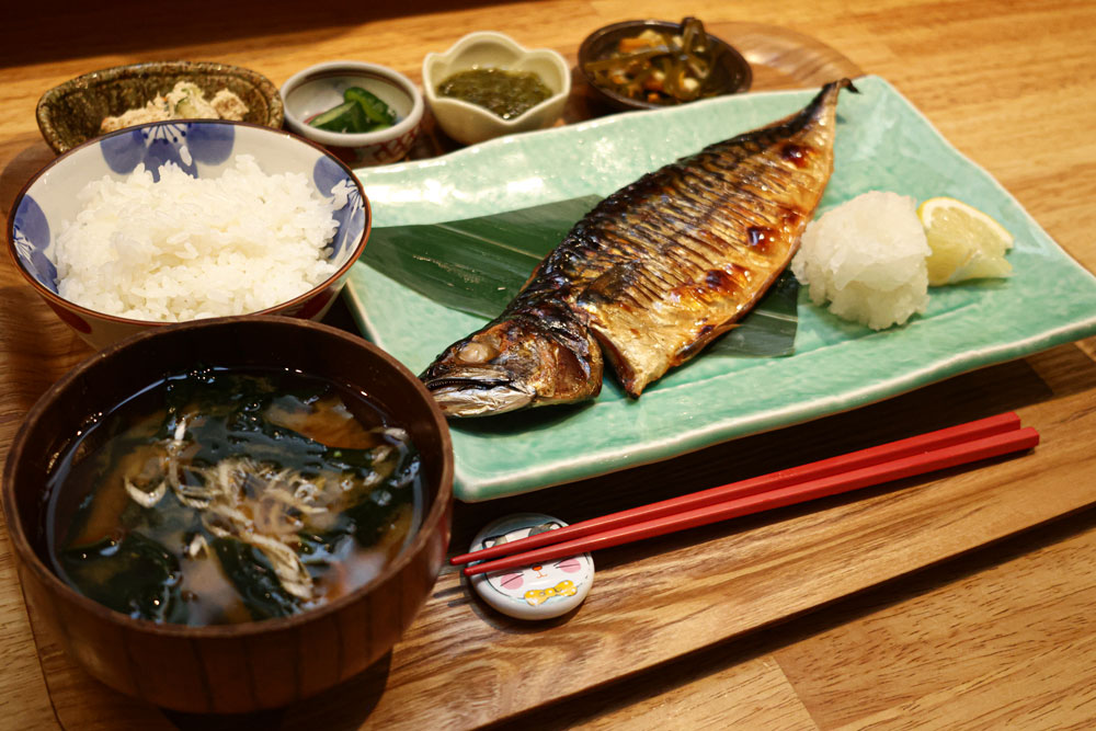 「サバの文化干し定食」（1290円）　焼き目と香りが食欲をそそる