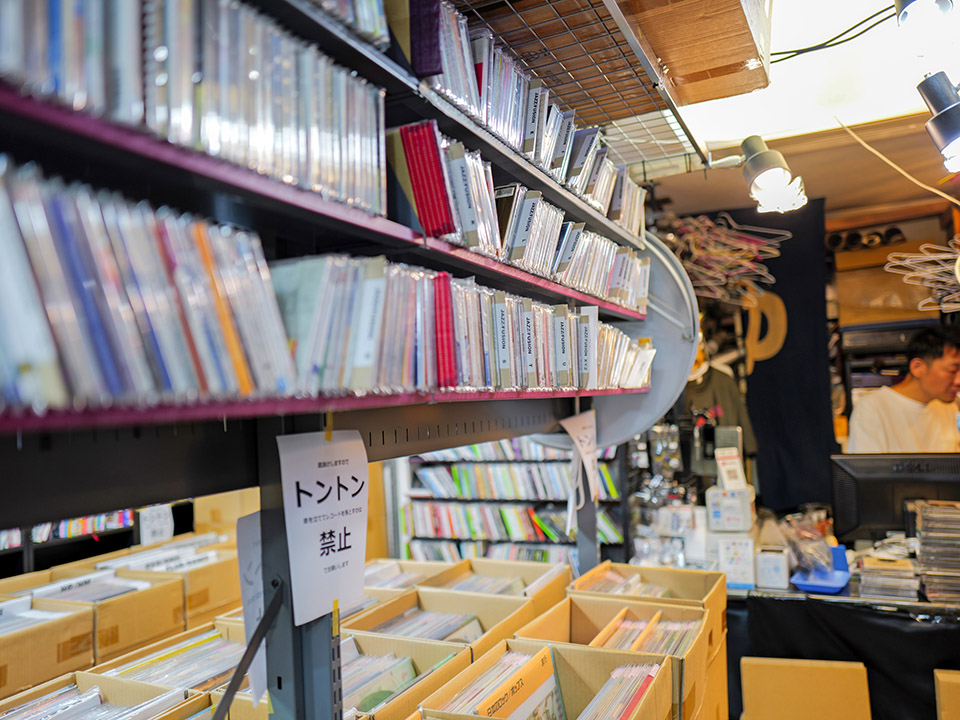 レコードやCDも幅広いジャンルものを取り揃えている