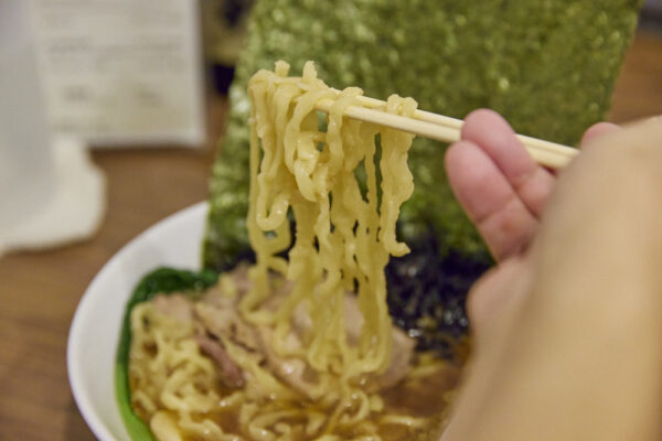 「いい鶏を使っていますし、うちはスープに乾物をたくさん使うから旨みたっぷりで、うま味調味料の類は使っていないんです」と店主は語る。