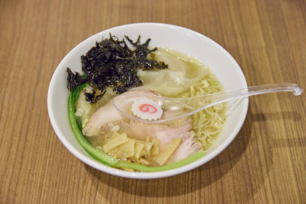 塩ワンタン/ワンタンは自家製の生地を使った大ぶりのもの。