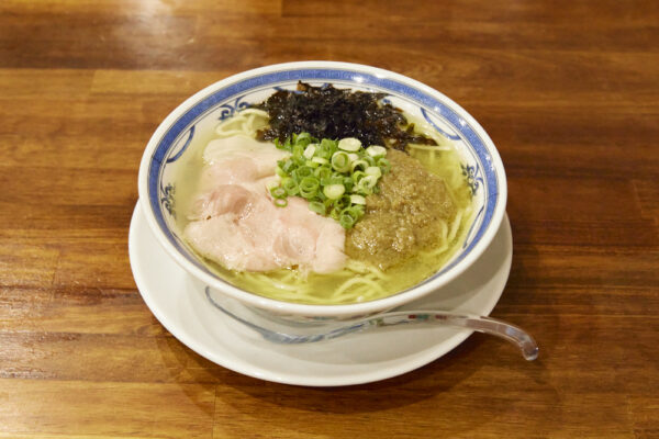 牡蠣塩ラーメン/牡蠣と水のみでとったスープに塩ダレのかえし、そして牡蠣のアヒージョが乗る。