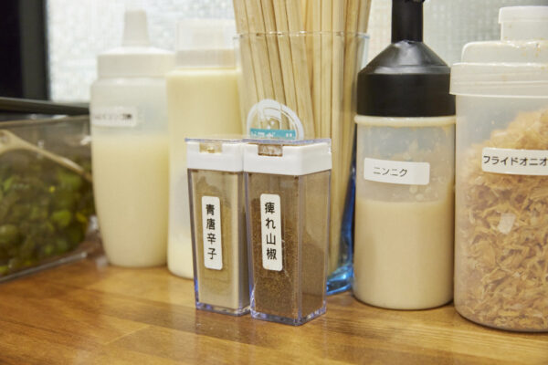 トッピング一覧/調味料の一覧。ラーメンマスクさんのおすすめトッピングは山椒と青唐辛子。