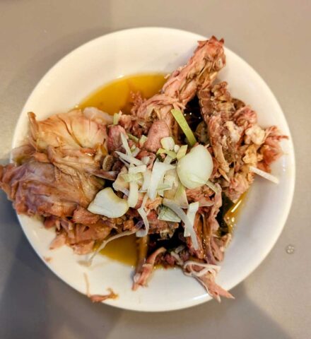 サービスの鶏ガラ。12時半頃には品切れとなるので注意。(写真提供:ラーメンマスク)