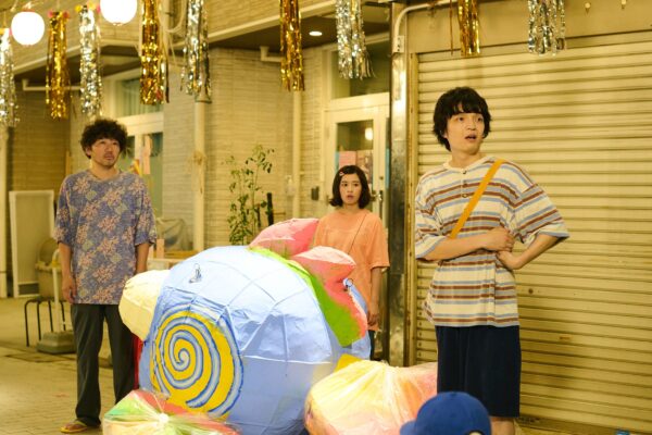 NHK夜ドラ『ひらやすみ』第10回より。七夕まつりに向けたハリボテの制作途中のヒロトくん