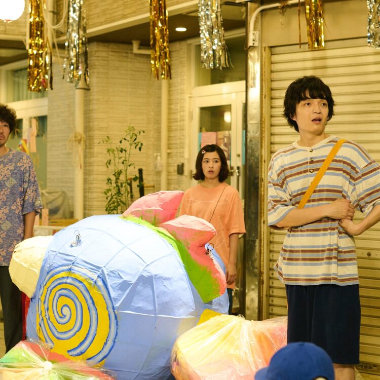 NHK夜ドラ『ひらやすみ』第10回より。七夕まつりに向けたハリボテの制作途中のヒロトくん