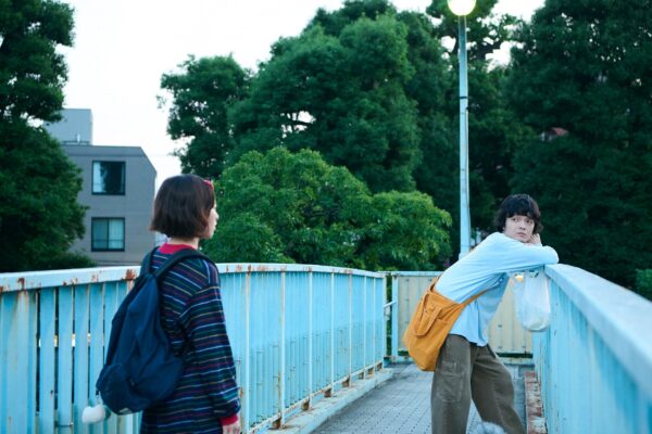 NHK夜ドラ『ひらやすみ』第4回より。歩道橋から景色を眺めるヒロトくんに「悩みとかないの?」と聞く、なつみちゃん