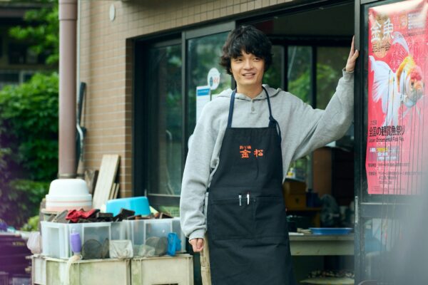 NHK夜ドラ『ひらやすみ』第1回より。釣り堀でバイトするヒロトくん