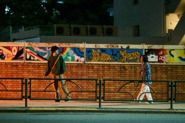 NHK夜ドラ『ひらやすみ』第2回より。壁画が印象的な天沼陸橋を歩く、ヒロトくんとなつみちゃん