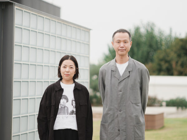 NHK夜ドラ『ひらやすみ』チーフ演出・松本佳奈さん（左）、制作統括・坂部康二さん（右）。漫画で登場する「阿佐谷けやき公園」（杉並区立阿佐谷地域区民センターの屋上フロア）で撮影