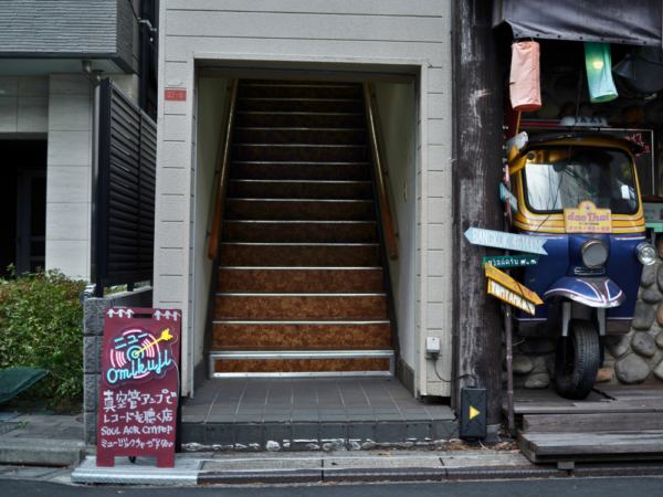 ネオンに光る「ニューOmikuji」の看板が目印