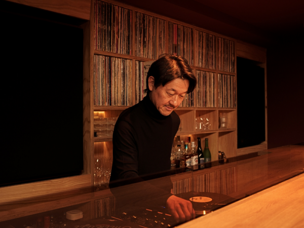 曲をセレクトする「ニュー Omikuji」店主