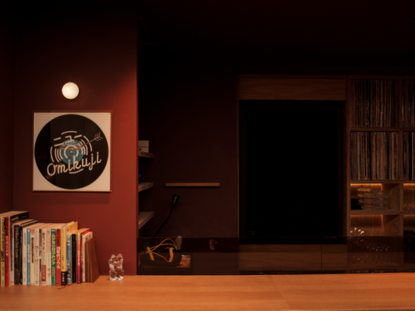 店に入り最初に目にするロゴ入りのレコードと、音楽ジャンルやレコードに関する本